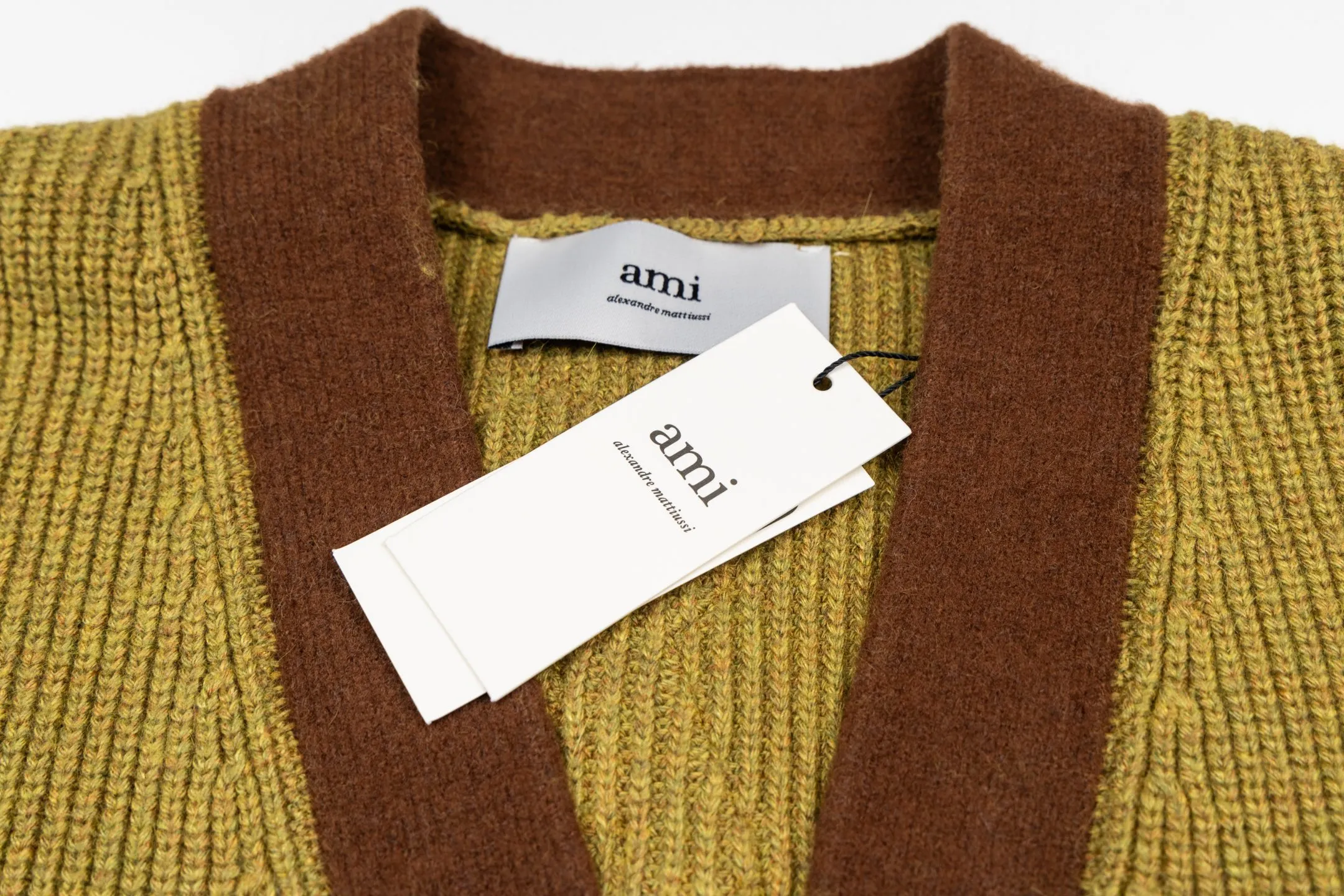 [Exclusive supply] Ami love towel embroidered contrasting color V-neck knitted cardigan (Green). The original version was purchased for 2,824 and developed. The fabric is made of alpaca wool to maintain a stable shape. The car lines are uniform and firm, and the details are exquisitely processed, reflecting the brand's strict control of quality. The overall design is simple and elegant, suitable for various occasions. Whether it is business or leisure, it can show an elegant and decent style. The overall wiring is straight and delicate, the fabric is comfortable and soft, and the color is consistent without color difference. It can be matched with the Same Style to create a fashionable look and control various occasions. Customized accessories, complete with three standards, the Same Style for men and women. Size:S-M-L-XL